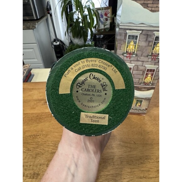 Byers Choice Retired 2001 Williamsburg Exclusive Boy with Kite - Picture 2 of 2